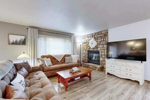 TV, fireplace, DVD player, offices - Cabin Style Condo with shared pool, hot tub, golf, & much more! (Wisconsin Dells)