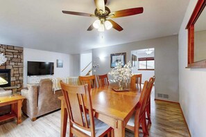 Dining - Cabin Style Condo with shared pool, hot tub, golf, & much more! (Wisconsin Dells)