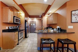 Fridge, microwave, oven, stovetop - Relaxing Dells Condo | Adventure Access Perk (Wisconsin Dells)