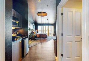 Desk, WiFi, bed sheets - An unforgettable stay awaits at this sultry Delton Grand studio with dance pole (Wisconsin Dells)