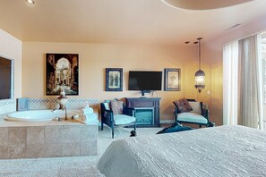 WiFi, bed sheets - Ultimate relaxation awaits at this luxe lakefront Delton Grand studio (Wisconsin Dells)