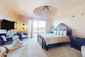 WiFi, bed sheets - Ultimate relaxation awaits at this luxe lakefront Delton Grand studio (Wisconsin Dells)