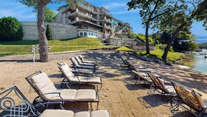 A multi-story building with a pool area and sun loungers. - Ultimate relaxation awaits at this luxe lakefront Delton Grand studio (Wisconsin Dells)