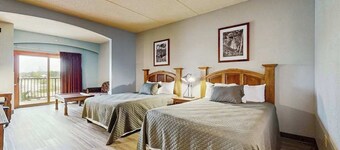 Chula Vista condo with scenic balcony, mini-fridge, on-site golf, & central AC
