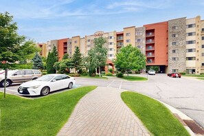 Property grounds - Chula Vista condos with on-site golf, balcony, & AC - great location (Wisconsin Dells)
