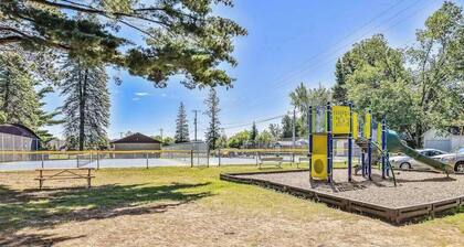 Dog-friendly cottage with deck, grill, & W/D - near Riverview Park & downtown