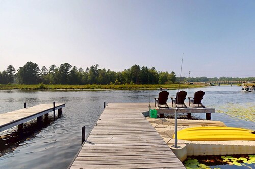 Waterfront Thoro Cottage on Minocqua Chain | Screened Porch, Firepit & Lake Fun!