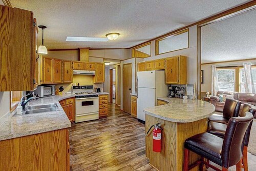Waterfront Thoro Cottage on Minocqua Chain | Screened Porch, Firepit & Lake Fun!