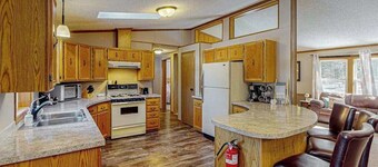Waterfront Thoro Cottage on Minocqua Chain | Screened Porch, Firepit & Lake Fun!