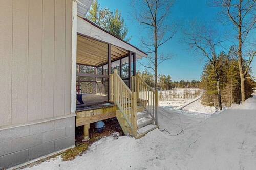 Waterfront Thoro Cottage on Minocqua Chain | Screened Porch, Firepit & Lake Fun!