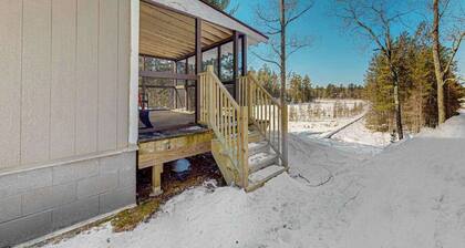 Waterfront Thoro Cottage on Minocqua Chain | Screened Porch, Firepit & Lake Fun!