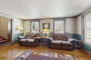 TV, fireplace, stereo, offices - Lakefront house on 73 acres with water views, jetted tub, pool table & bars (Harshaw)