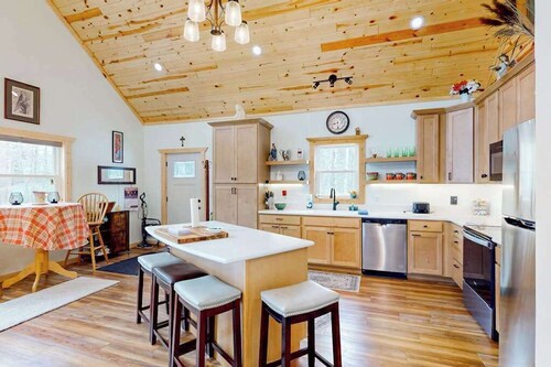 Lakefront home with, dock, kayaks, paddle boards, fire pit & more