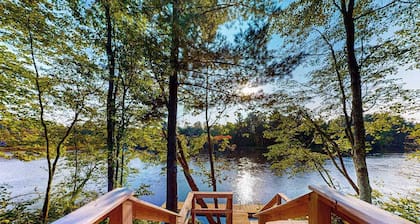 Brand-new riverfront cabin with a open layout, gas grill, and W/D - dog-friendly