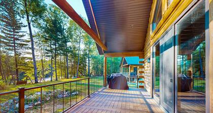 Brand-new riverfront cabin with a open layout, gas grill, and W/D - dog-friendly