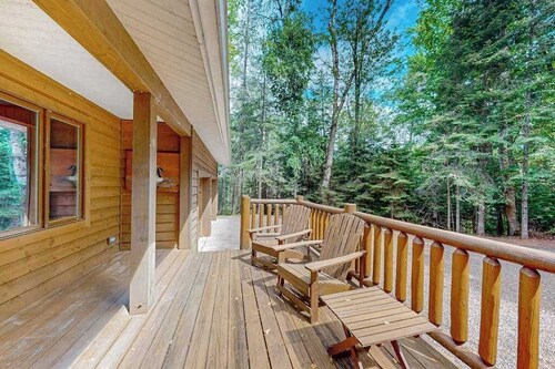 Serene Lakefront home with fire pit, dock & WIFI