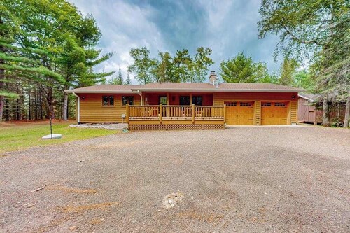 Serene Lakefront home with fire pit, dock & WIFI