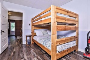 Iron/ironing board, WiFi, bed sheets - Lake view, dog-friendly cabin with porch & shared dock, swimming area, firepit (St. Germain)