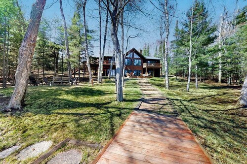 Dog-friendly lodging w/ scenic deck, pool table, lake dock, & free WiFi