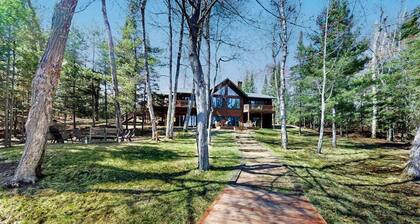 Dog-friendly lodging w/ scenic deck, pool table, lake dock, & free WiFi