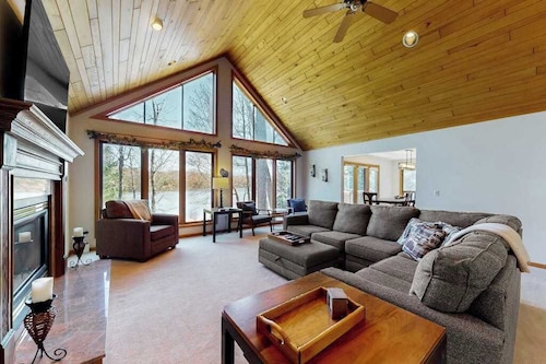 Dog-friendly lodging w/ scenic deck, pool table, lake dock, & free WiFi