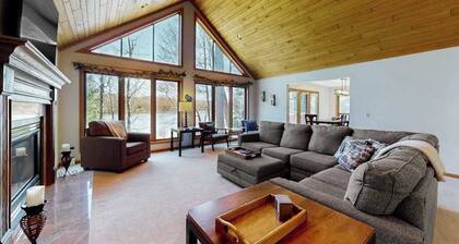 Dog-friendly lodging w/ scenic deck, pool table, lake dock, & free WiFi