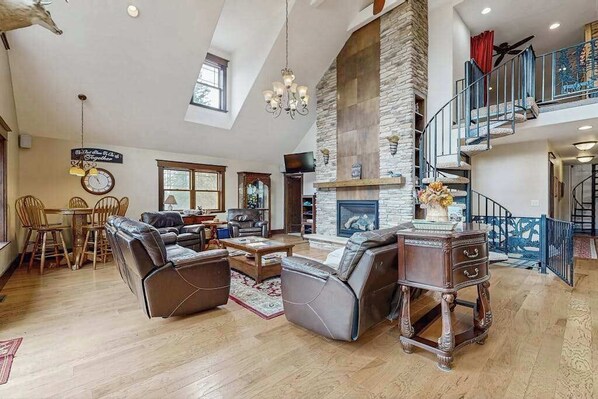 TV, fireplace, video games, DVD player - Large, waterfront home w/ a full kitchen, dock, canoes, & outdoor firepit (Tomahawk)
