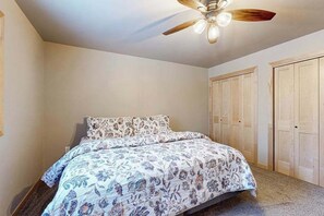 2 bedrooms, desk, iron/ironing board, WiFi - Cozy tree-lined home located near town, lakes, walking & bike trails, w/ firepit (Manitowish Waters)