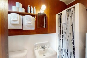 Shower, towels - Charming waterfront cottage with shared firepit, canoe, paddlebaot & docks (Manitowish Waters)