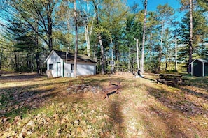 Outdoor dining - Charming waterfront cottage with shared firepit, canoe, paddlebaot & docks (Manitowish Waters)