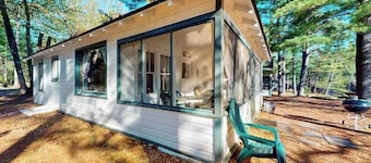 Charming waterfront cottage with shared firepit, canoe, paddlebaot & docks