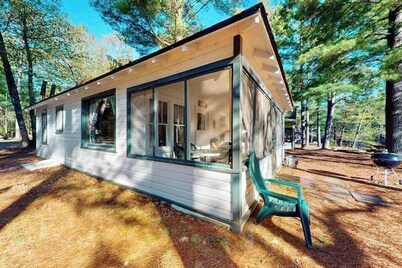 Charming waterfront cottage with shared firepit, canoe, paddlebaot & docks