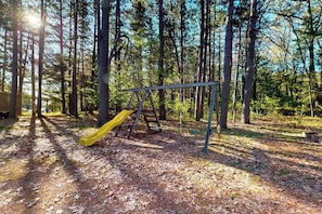 Children’s area - Charming waterfront cottage with shared firepit, canoe, paddlebaot & docks (Manitowish Waters)