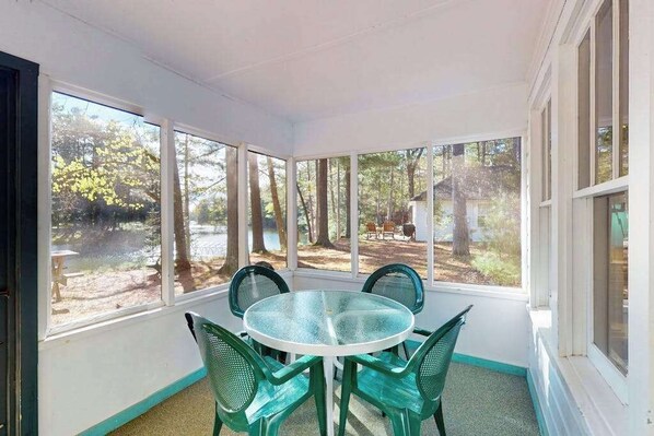 Dining - Charming waterfront cottage with shared firepit, canoe, paddlebaot & docks (Manitowish Waters)