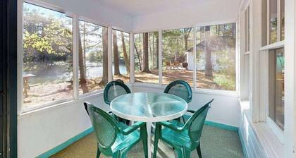 Charming waterfront cottage with shared firepit, canoe, paddlebaot & docks