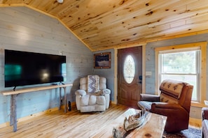 TV - Main Level Cozy Home, Conveniently located near downtown by Lakes & Trails. (Mercer)