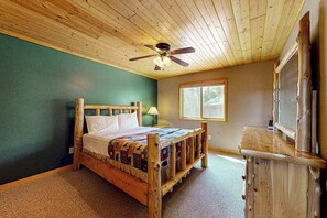 Internet, bed sheets - Cozy Home located on the Turtle Flambeau Flowage, great for all seasons! (Mercer)