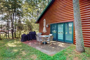 Outdoor dining - Cozy Cabin on the Turtle Flambeau Flowage, great for all seasons! (Mercer)