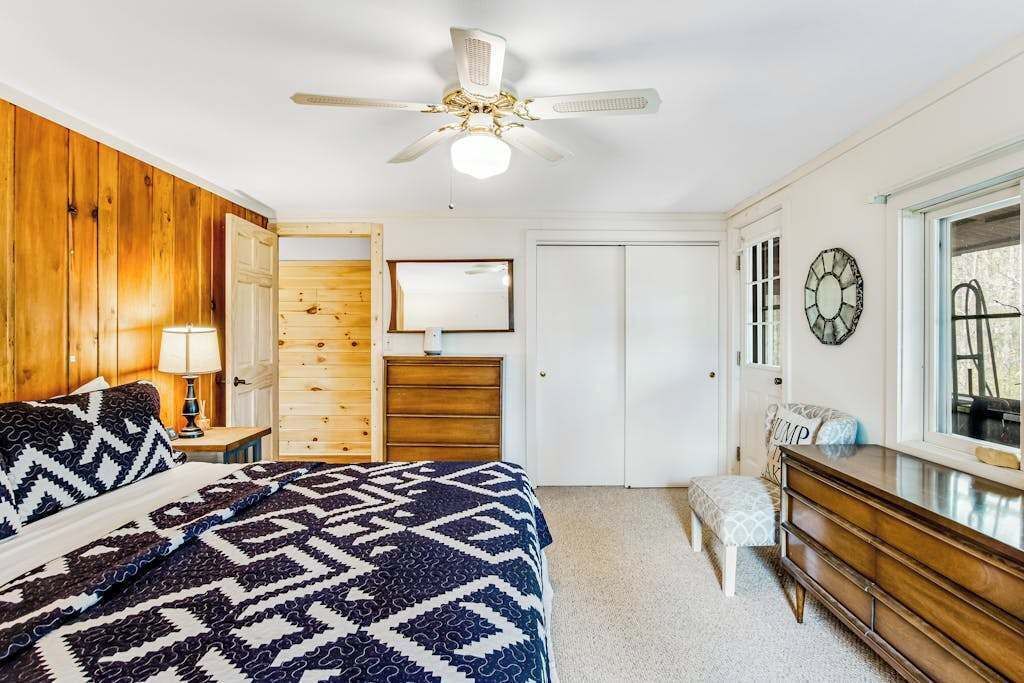 Desk, iron/ironing board, WiFi, bed sheets