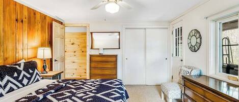Escritorio, tabla de planchar con plancha, wifi y ropa de cama