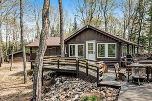 Outdoor dining - Charming lakefront home with a private dock, gazebo, and W/D (Land O'Lakes)