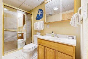 Shower, hair dryer, towels - Ideally located home with screened porch, 7-min drive to Sand Valley Golf Resort (Nekoosa)