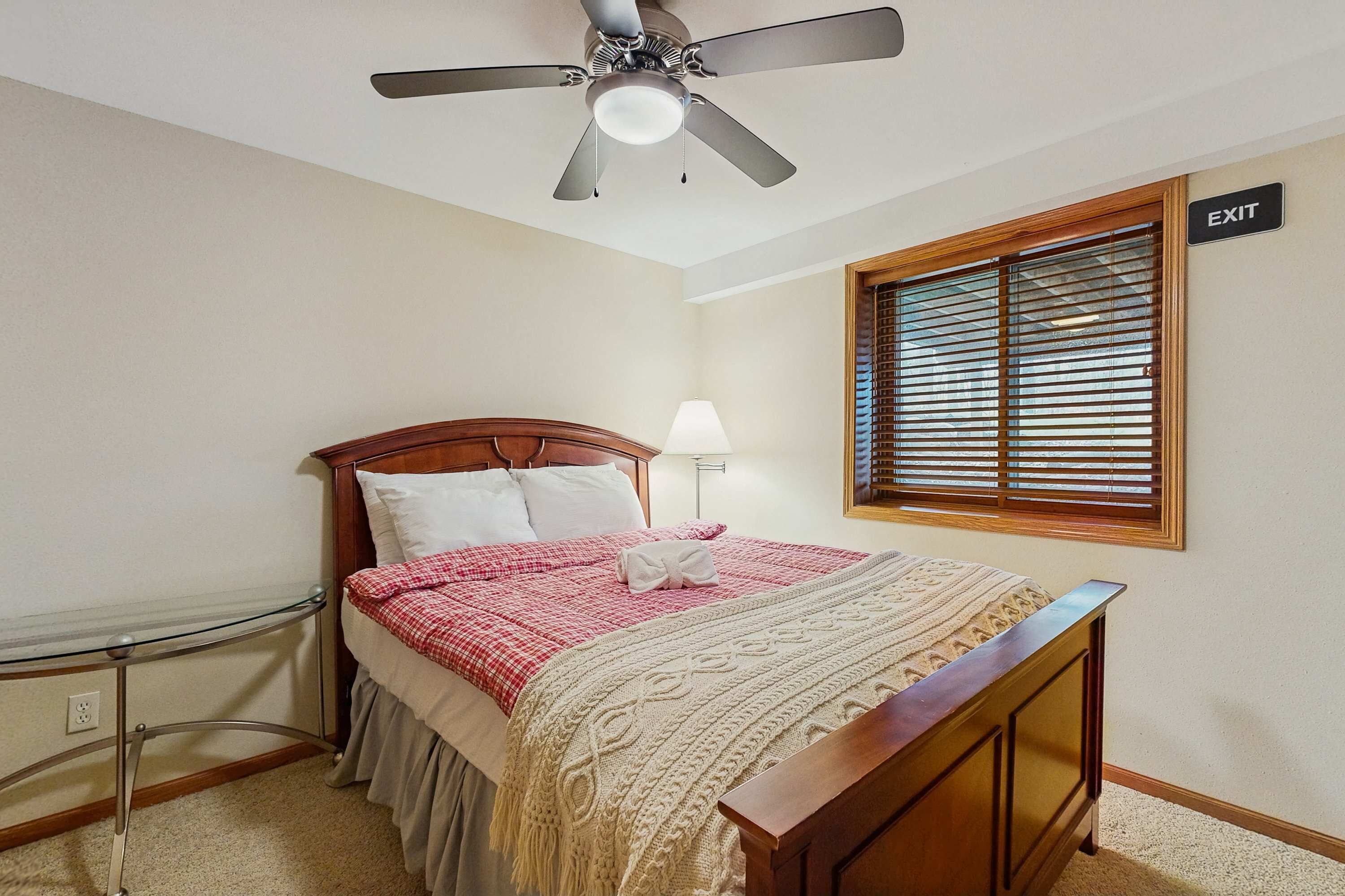 Tabla de planchar con plancha, wifi y ropa de cama 