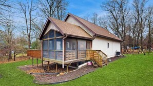 Een gelijkvloers huis met een ruime veranda, een overdekt terras en een omheinde tuin.
