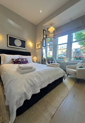 1 bedroom, desk, iron/ironing board, free WiFi - Stylish Mid Century Double Room & En Suite Shower Room Queen’s Park London NW6 (London)
