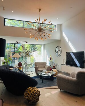 Smart TV, books, computer monitors, printers - Stylish Mid Century Double Room & En Suite Shower Room Queen’s Park London NW6 (London)
