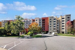 Exterior - Side-by-side condos with in-room Jacuzzi, two fireplaces, & full kitchen (Wisconsin Dells)