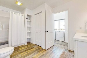 シャワー、ヘアドライヤー、タオル