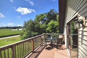 Outdoor dining - Countryside retreat with modern amenities, game room, & beautiful view (Oxford)