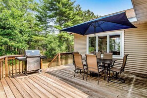 Outdoor dining - Secluded lake retreat with game room; near beach, boat rental, dining, and golf (Nekoosa)